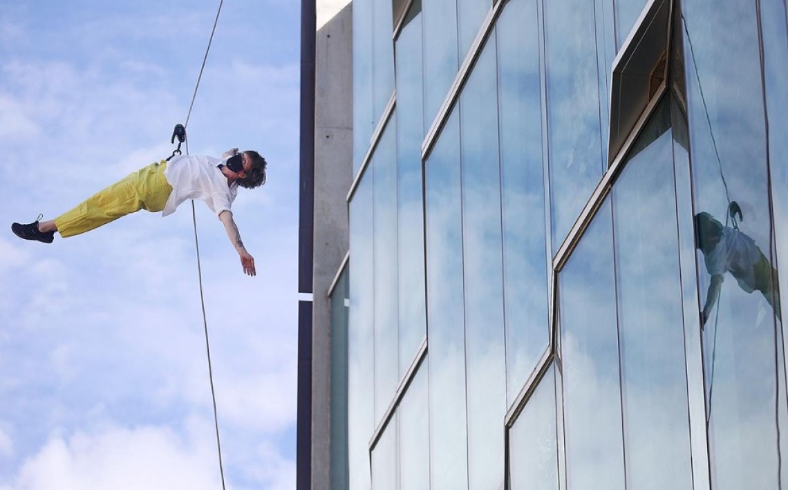 BANDALOOP entertained volunteers and others at the University's vaccination site in March by performing on the side of the Meinel Optical Sciences Building.
